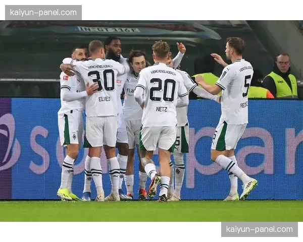 特写：在替补席学习指挥，纳格尔斯曼考察门兴格拉德巴赫少帅塞瓦内。