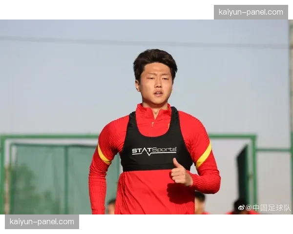 赛前动态：瓜迪奥拉在训练中重点演练定位球攻防后的快速落位